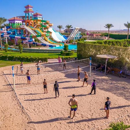 Hotel Charmillion Club Aquapark Sharm El-Sheikh Exterior foto Tourists playing beach volleyball in Egypt